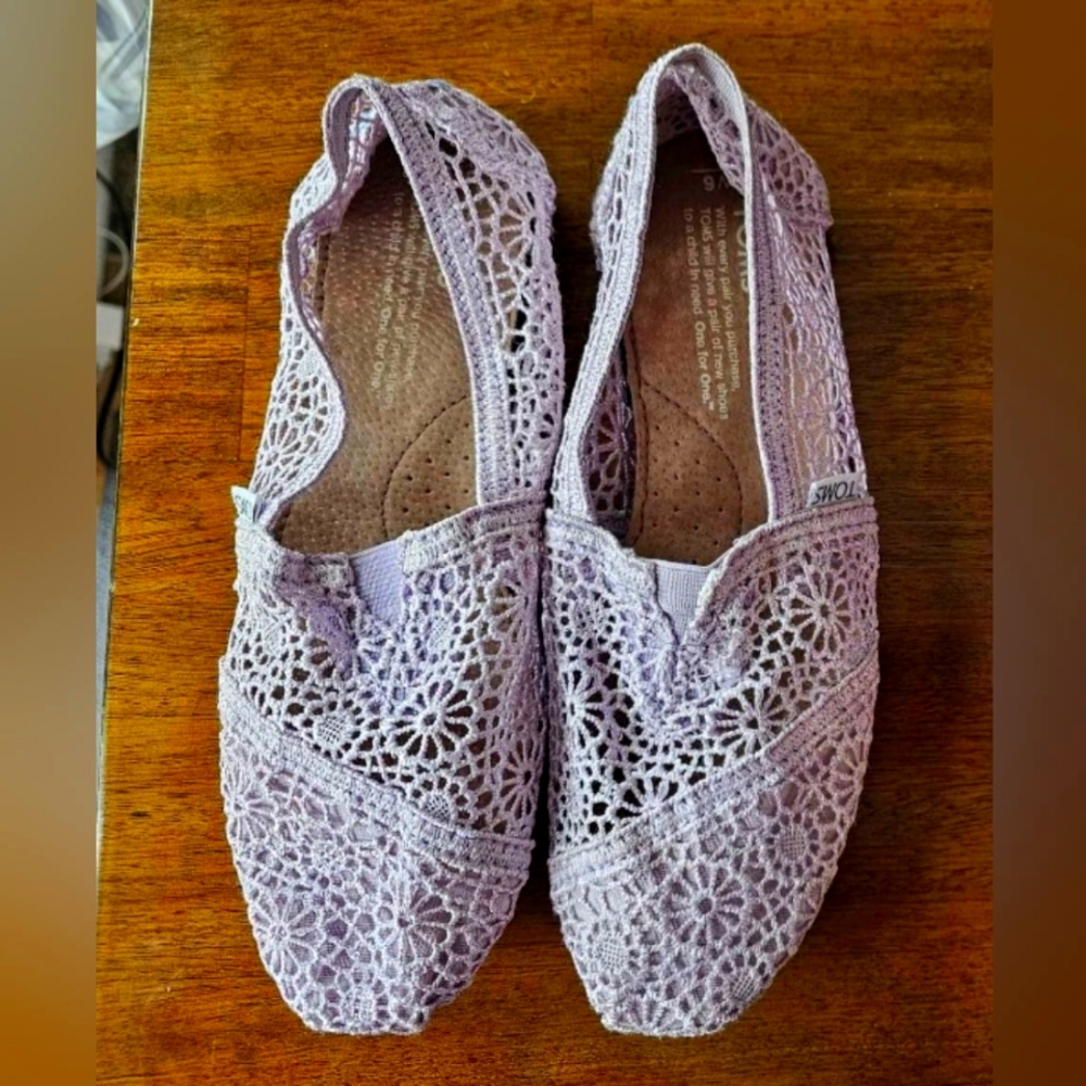 TOMS crochet shoes - Lavendar Size 6 - (worn once)